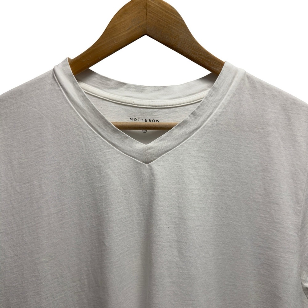 Mott & Bow Men's Size Medium White Short Sleeve V-Neck 100% Cotton T-Shirt Peru